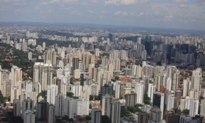Vista aérea de imóveis em uma cidade (preços de aluguéis)