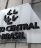 Imagem mostrando um vidro com a escrita "Banco Central do Brasil", ilustrando o tema "taxa selic"