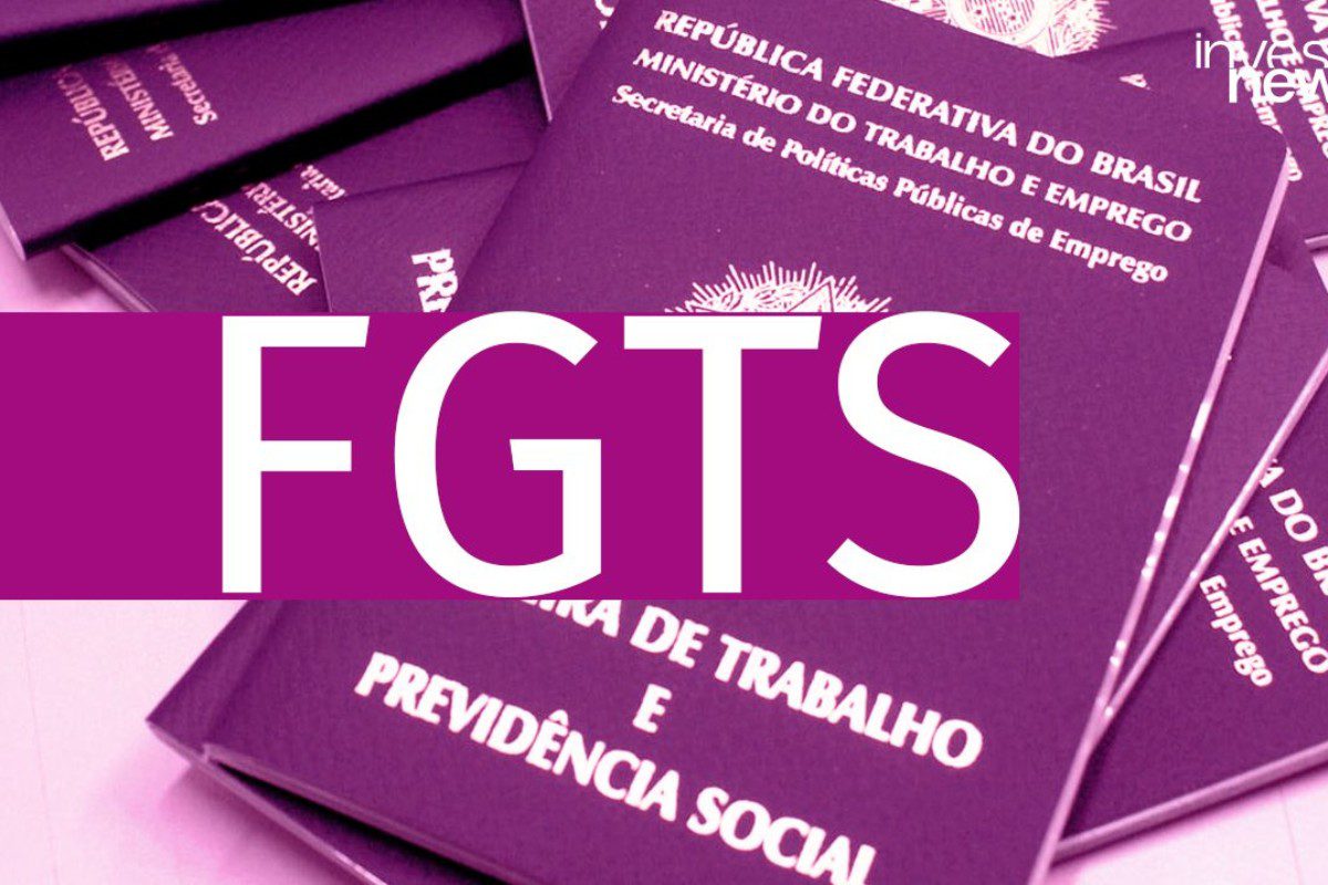 A imagem mostra algumas carteiras de trabalho empilhadas umas sobre as outras. Há uma faixa roxa sobre a foto, com a sigla FGTS escrita em branco.