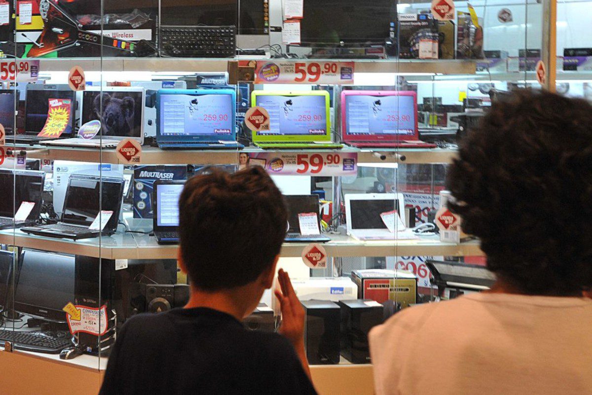 Consumidores observam produtos em loja (Foto: Marcello Casal Jr/Agência Brasil)