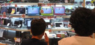 Consumidores observam produtos em loja (Foto: Marcello Casal Jr/Agência Brasil)