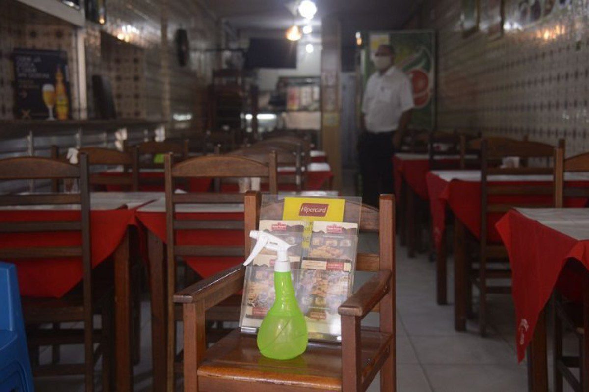 Restaurante durante a pandemia da Covid-19 (Foto: Tânia Rêgo/Agência Brasil)