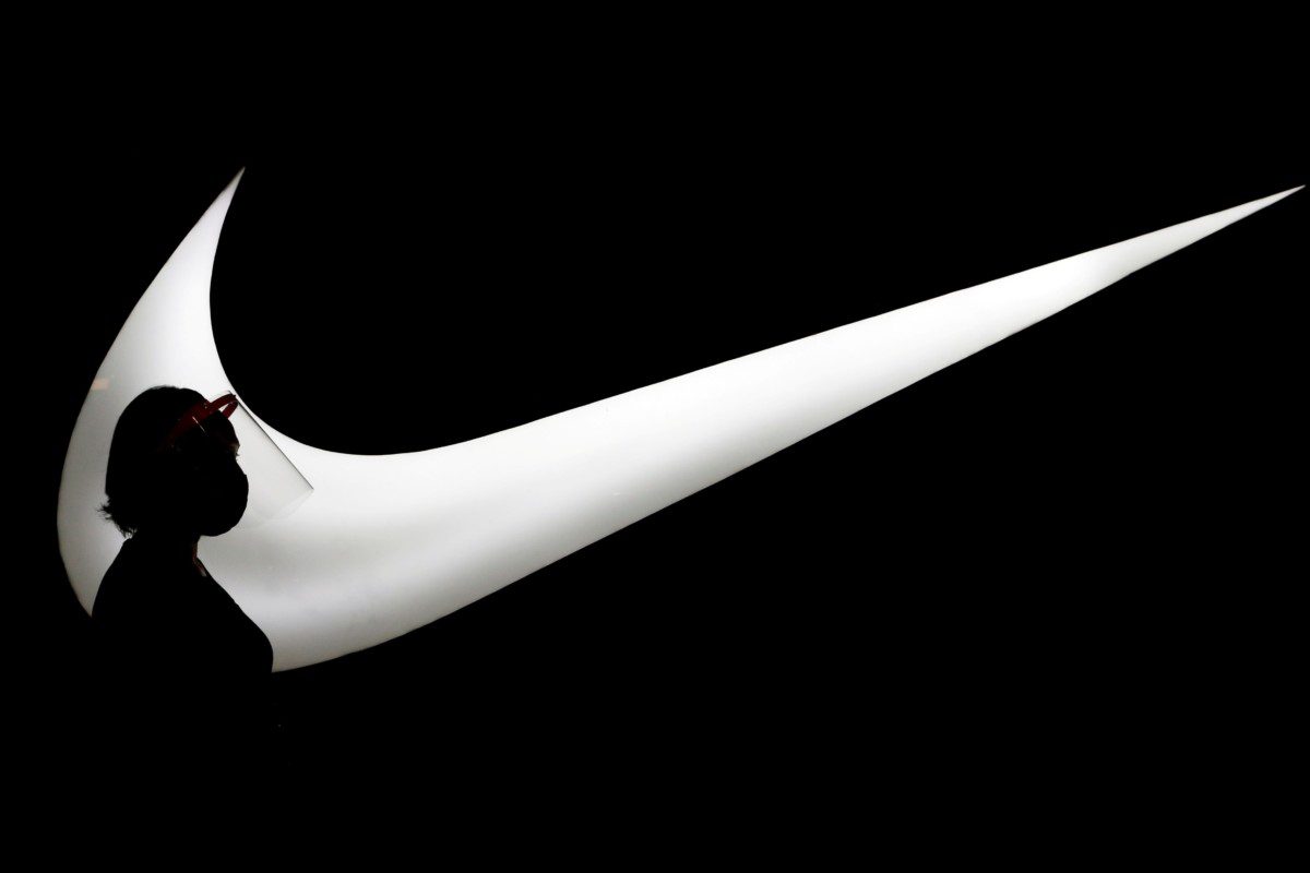 Logo da Nike, com o perfil de uma pessoa a frente, ilustrando o tema "história da Nike".
