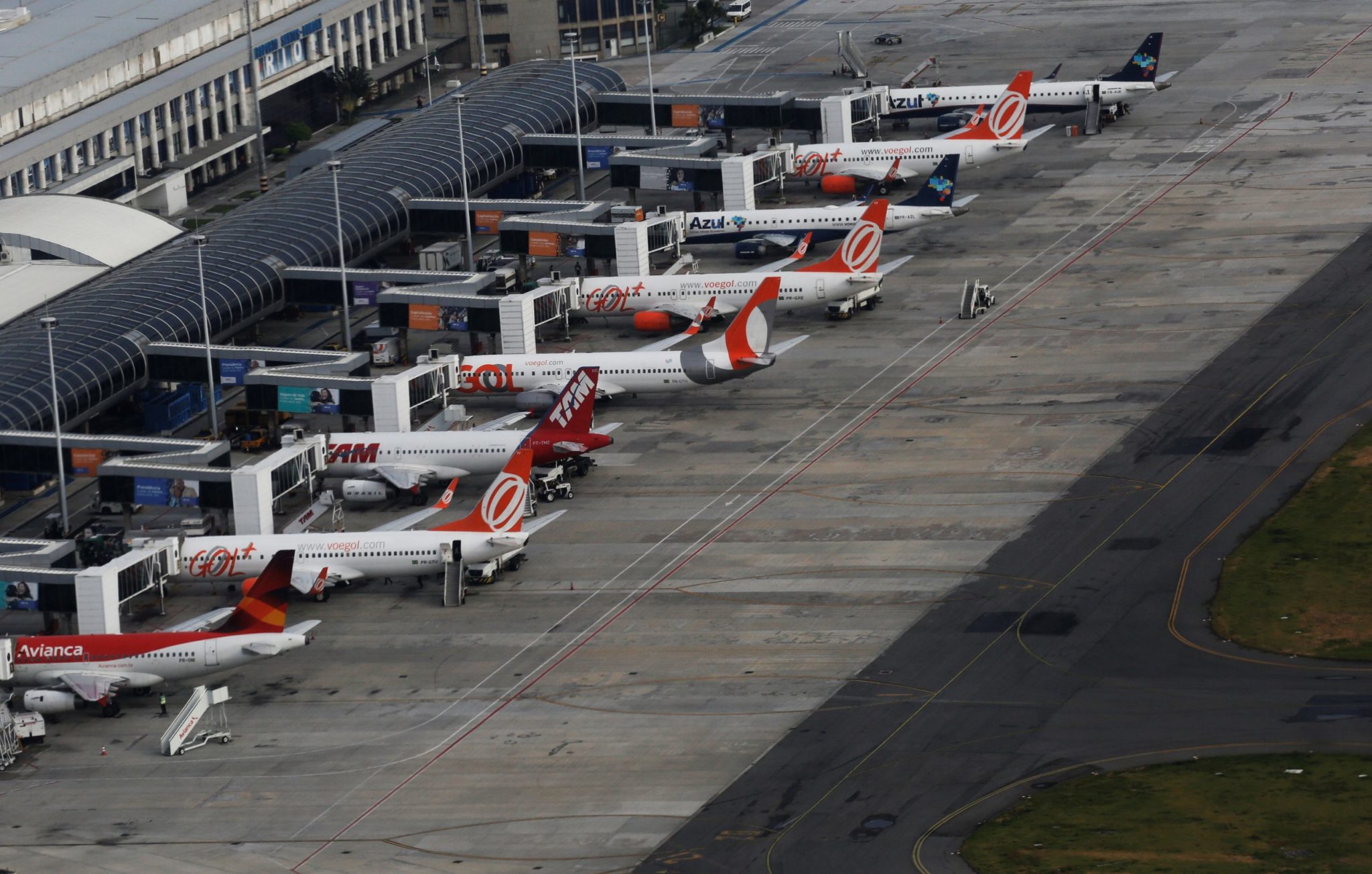 Aeronaves da Gol, da TAM e da Azul, em aeroporto no Rio de Janeiro