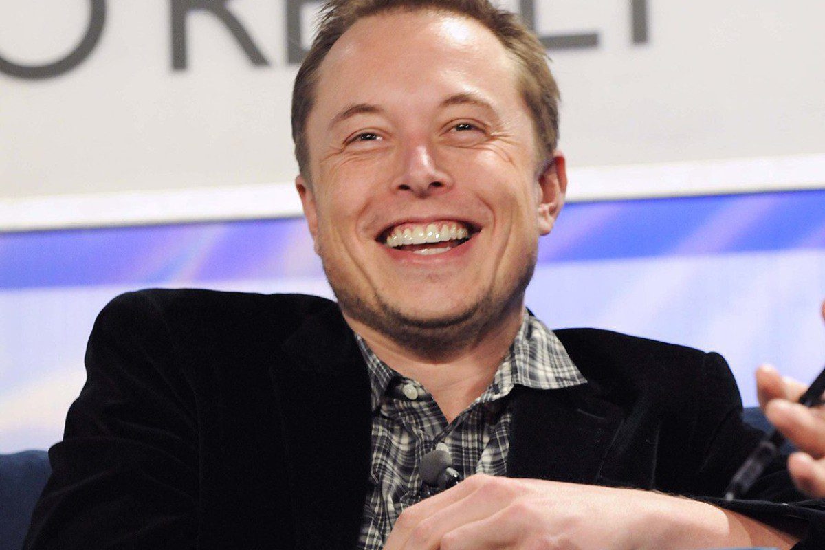 Elon Musk em apresentação sobre a empresa Tesla