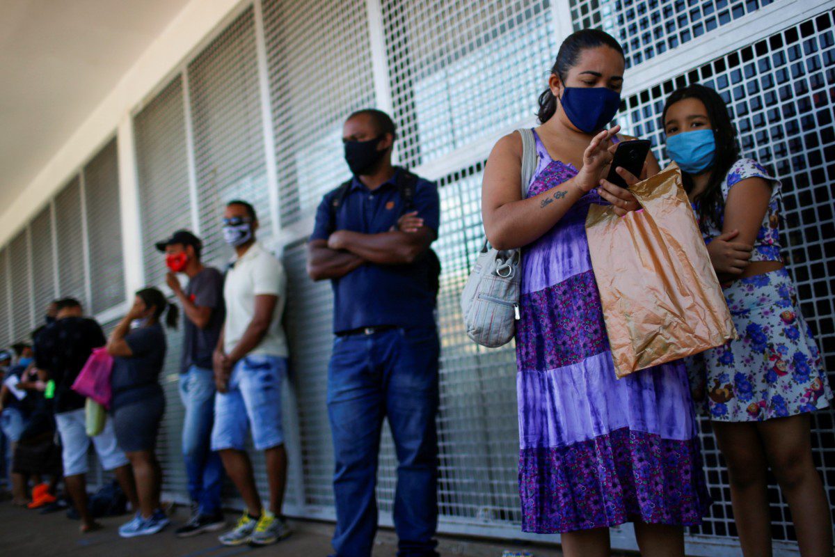 Pessoas fazem fila em agência da Caixa para sacar auxílio emergencial, em Ceilândia-DF 07/07/2020 REUTERS/Adriano Machado