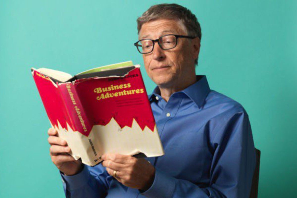 Bill Gates lendo um livro