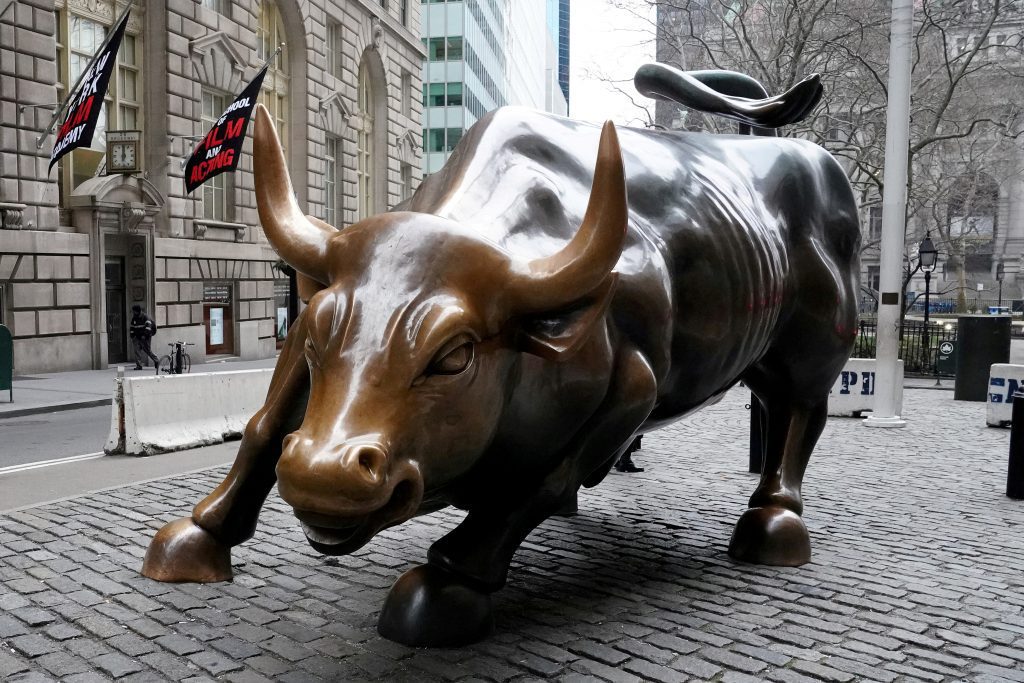 Foto do touro de Wall Street em frente a sua sede em NY