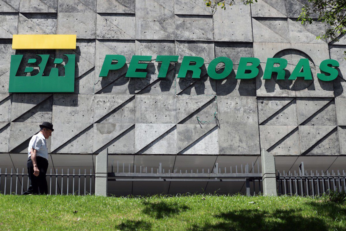 Logotipo da Petrobras na fachada do edifício-sede da companhia no Rio de Janeiro