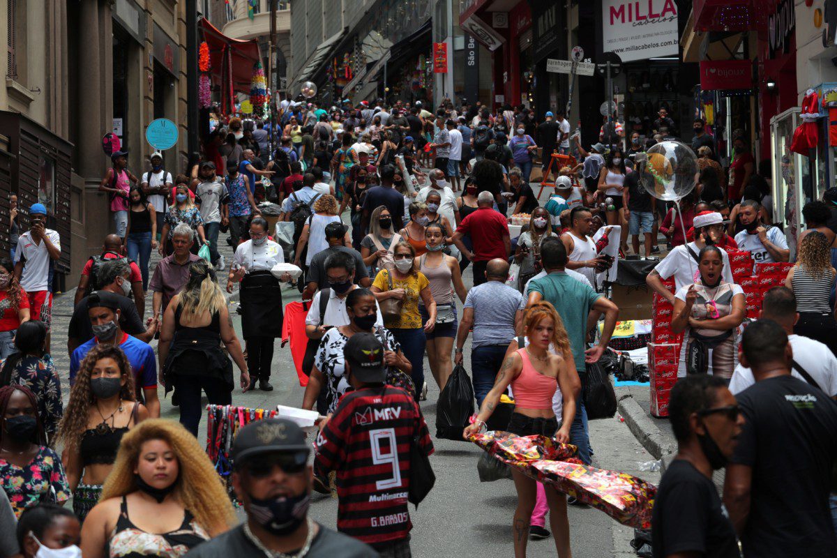 Consumidores fazem compras em rua comercial de São Paulo- imagem decorativa sobre boletim Focus
