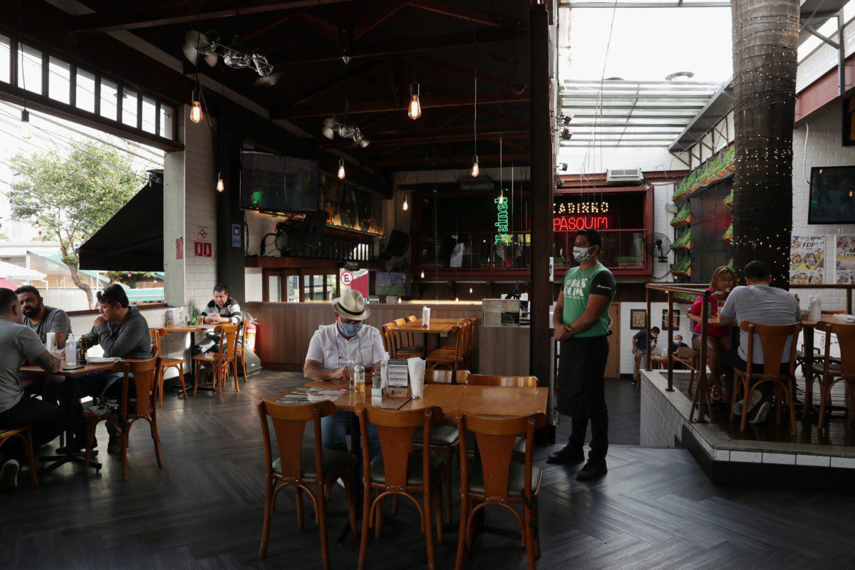 Bar em São Paulo; confiança de serviços