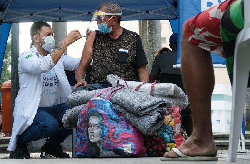 Vacinação de moradores em situação de rua no Rio de 27/1/2021 REUTERS/Ricardo Moraes