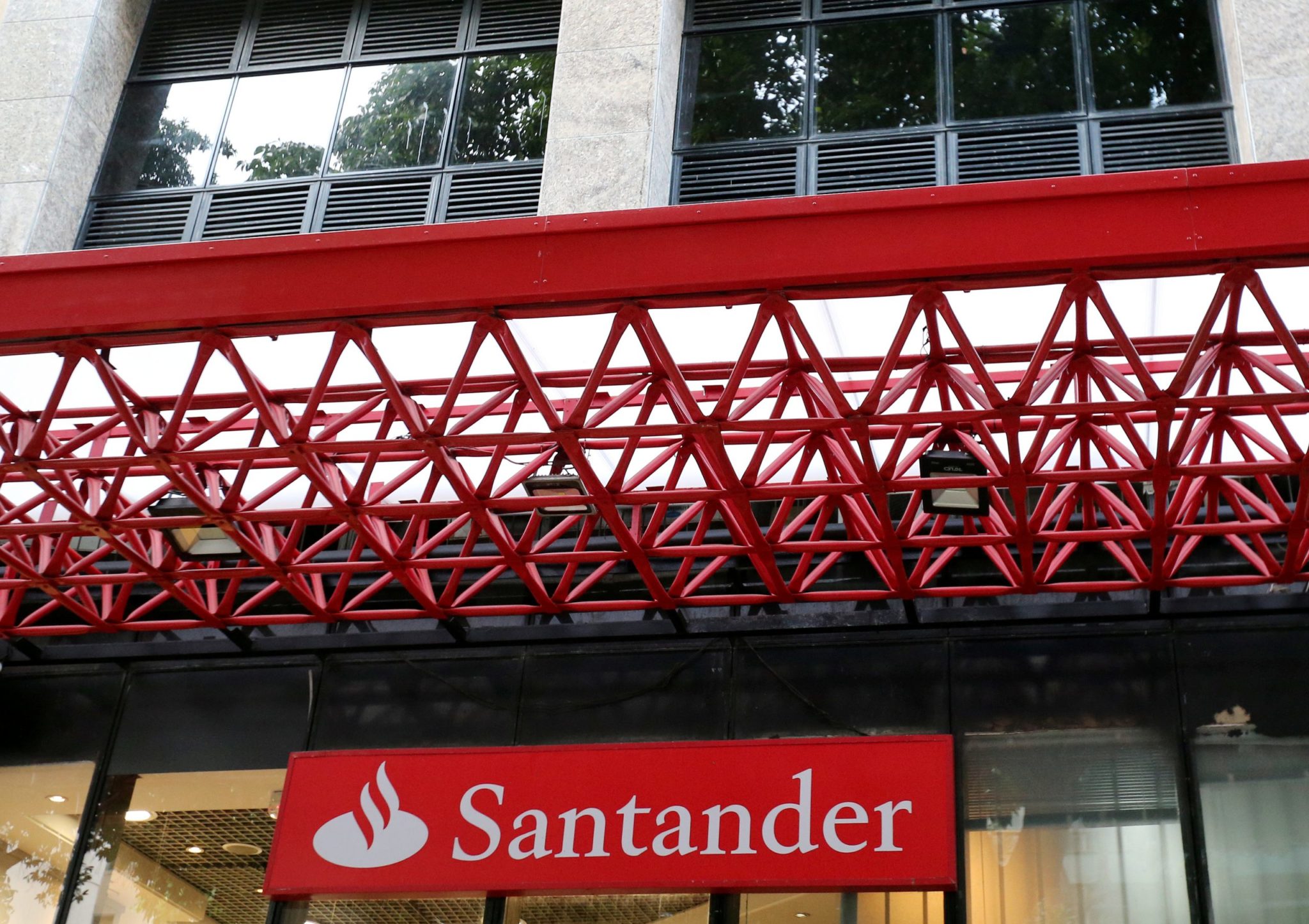 Calendário de dividendos: Santander e Auren pagam proventos em maio
