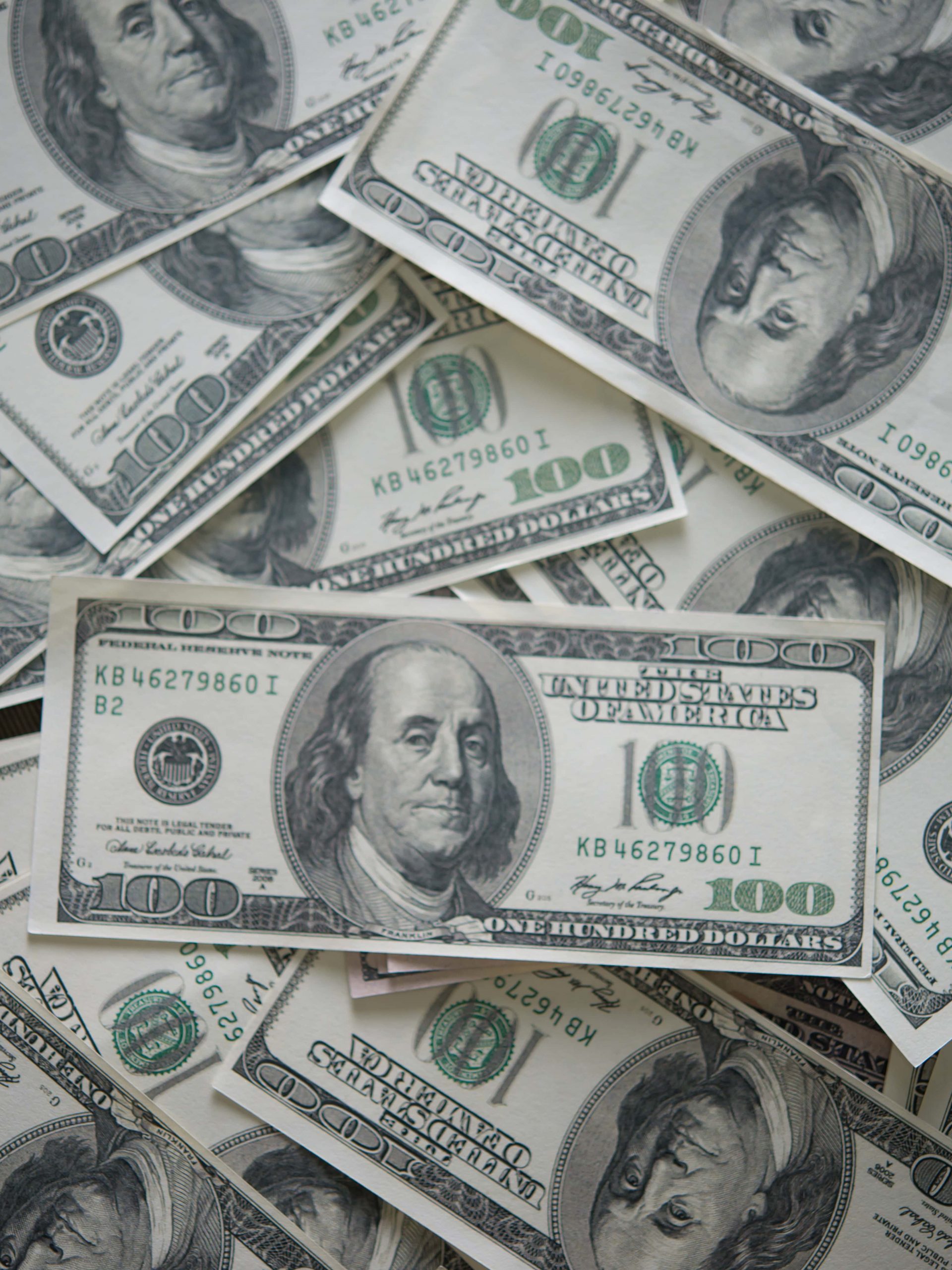Dólar fecha aos R$ 5,61 e Ibovespa sobe 2,56% na semana