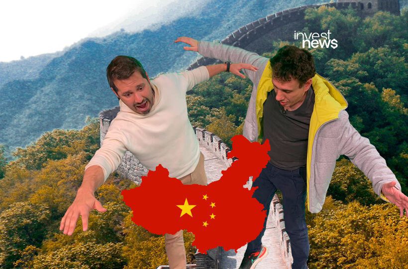 dony e samy caindo da muralha da China