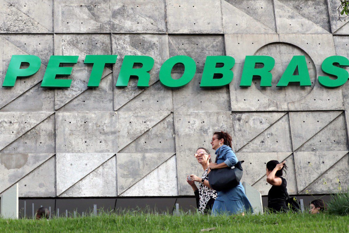 Fachada da sede da Petrobras com logo da empresa no RJ