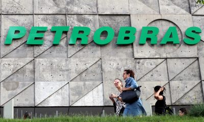 Fachada da sede da Petrobras com logo da empresa no RJ
