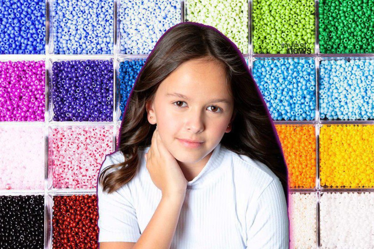 A menina Helena, de 10 anos, montou sua lojinha virtual de bijuterias de miçanga