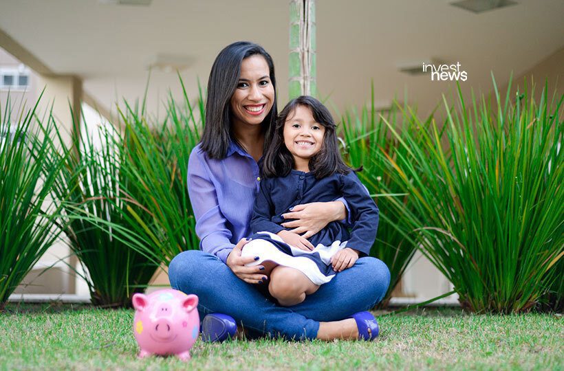 A especialista Andressa Costa ao lado da filha; ela fala sobre educação financeira para crianças (Foto: Divulgação)