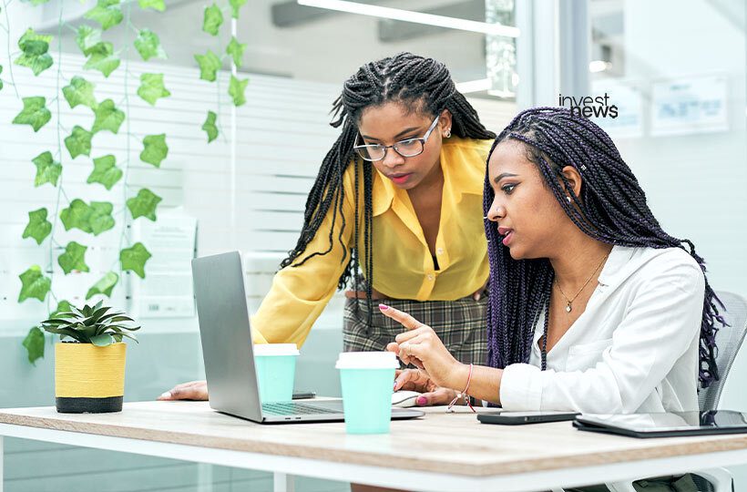 Mulheres negras trabalhando em frente ao computador.