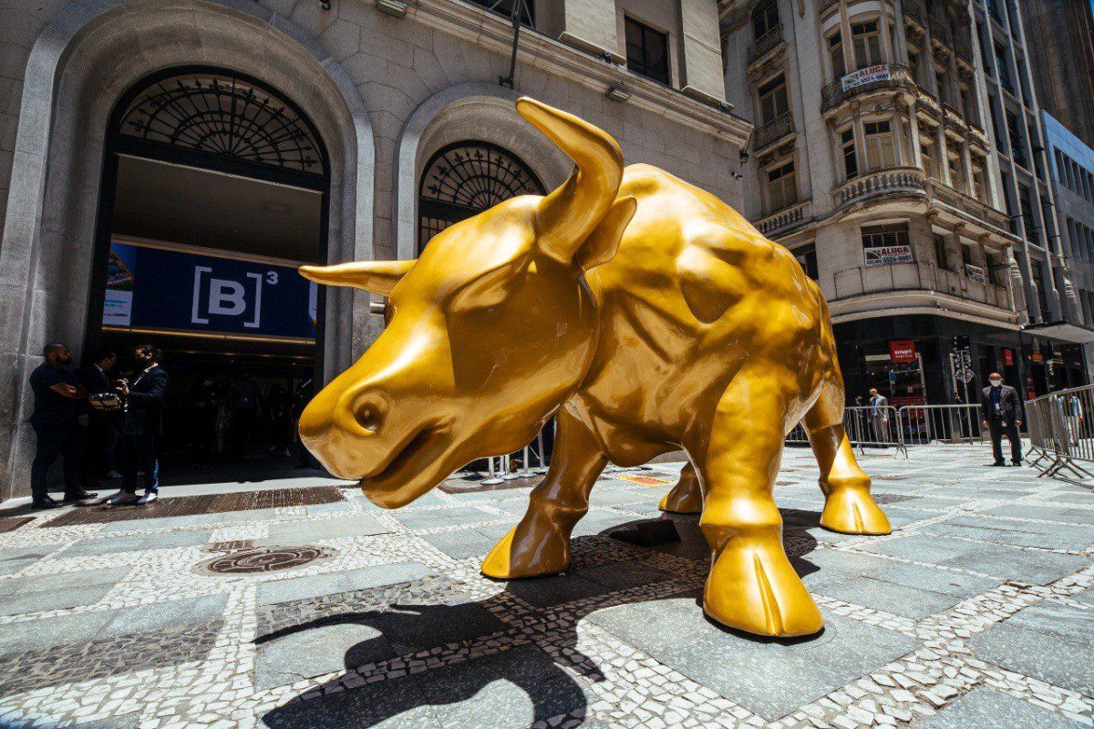 O touro de Wall Street bota o touro da B3 pra mamar. : r/brasil