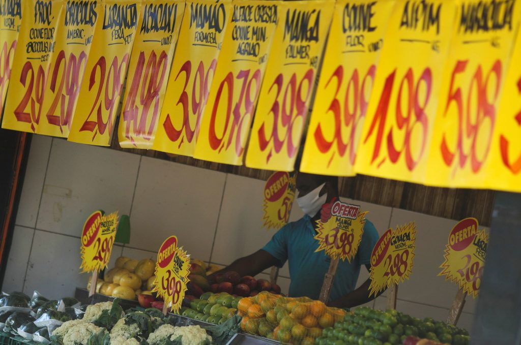 Mercado no Rio de Janeiro com preço de frutas