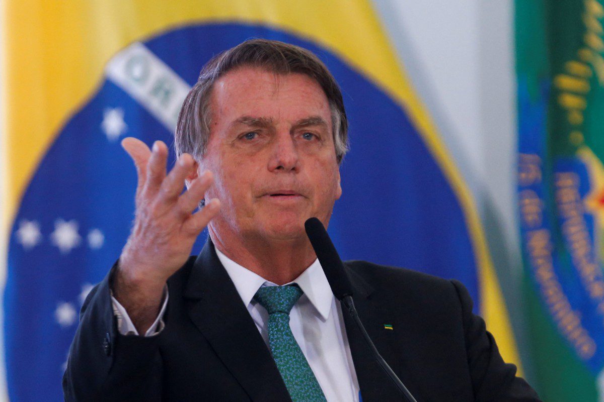 Na Hungria, Bolsonaro diz que alegada retirada de tropas da fronteira com Ucrânia foi gesto de Putin