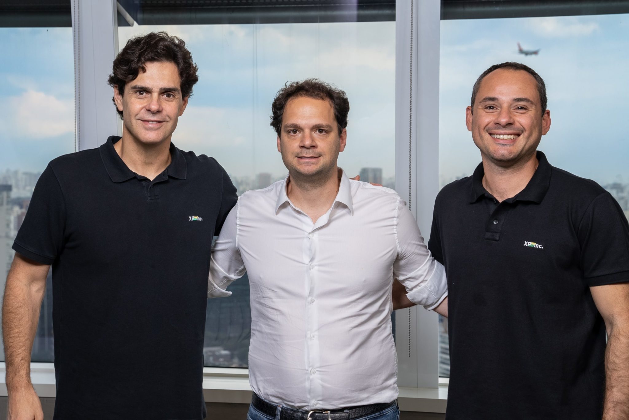 Guilherme Benchimol, fundador e presidente executivo do conselho de administração da XP Inc., Tiago Reis, fundador da Suno, e Thiago Maffra, CEO da XP Inc. (Foto: Thiago Bugallo/XP)