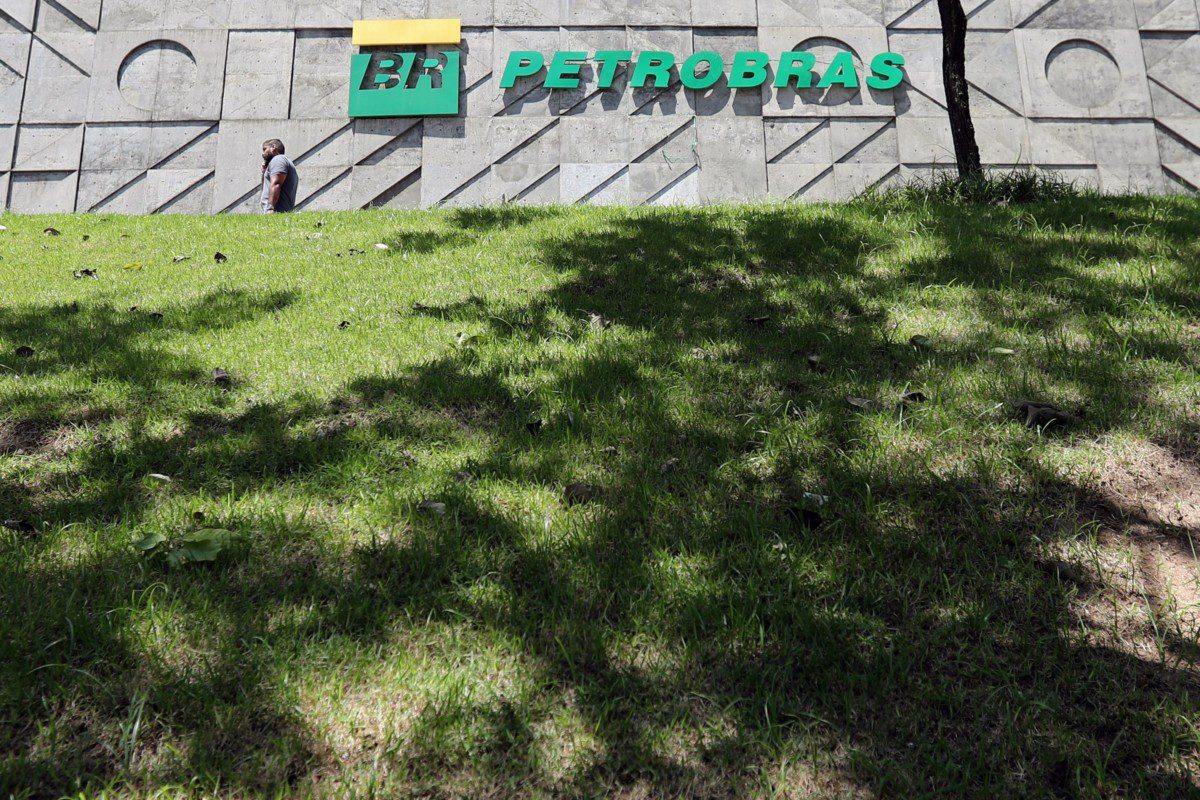 Petrobras tenta evitar repassar volatilidade do petróleo a preço de combustíveis