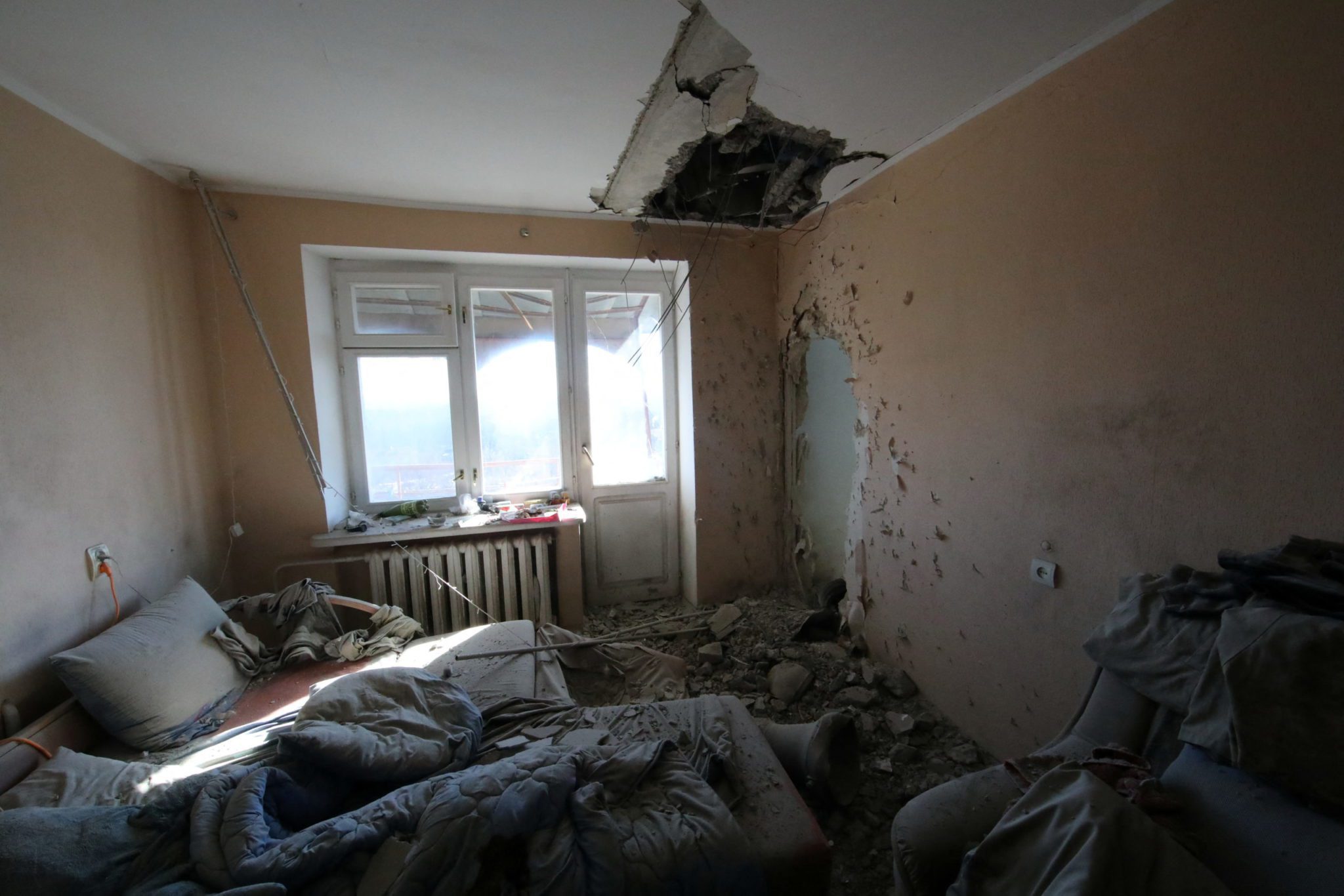 1 - Ucrânia sofre ataque em grande escala; milhares fogem de confrontos