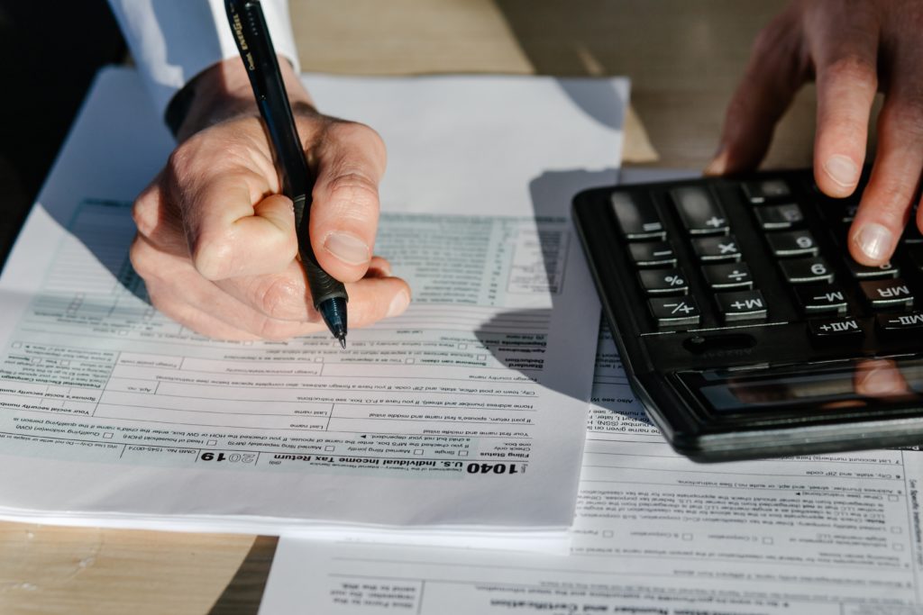IR 2022: homem calcula declaração de imposto de renda individual.