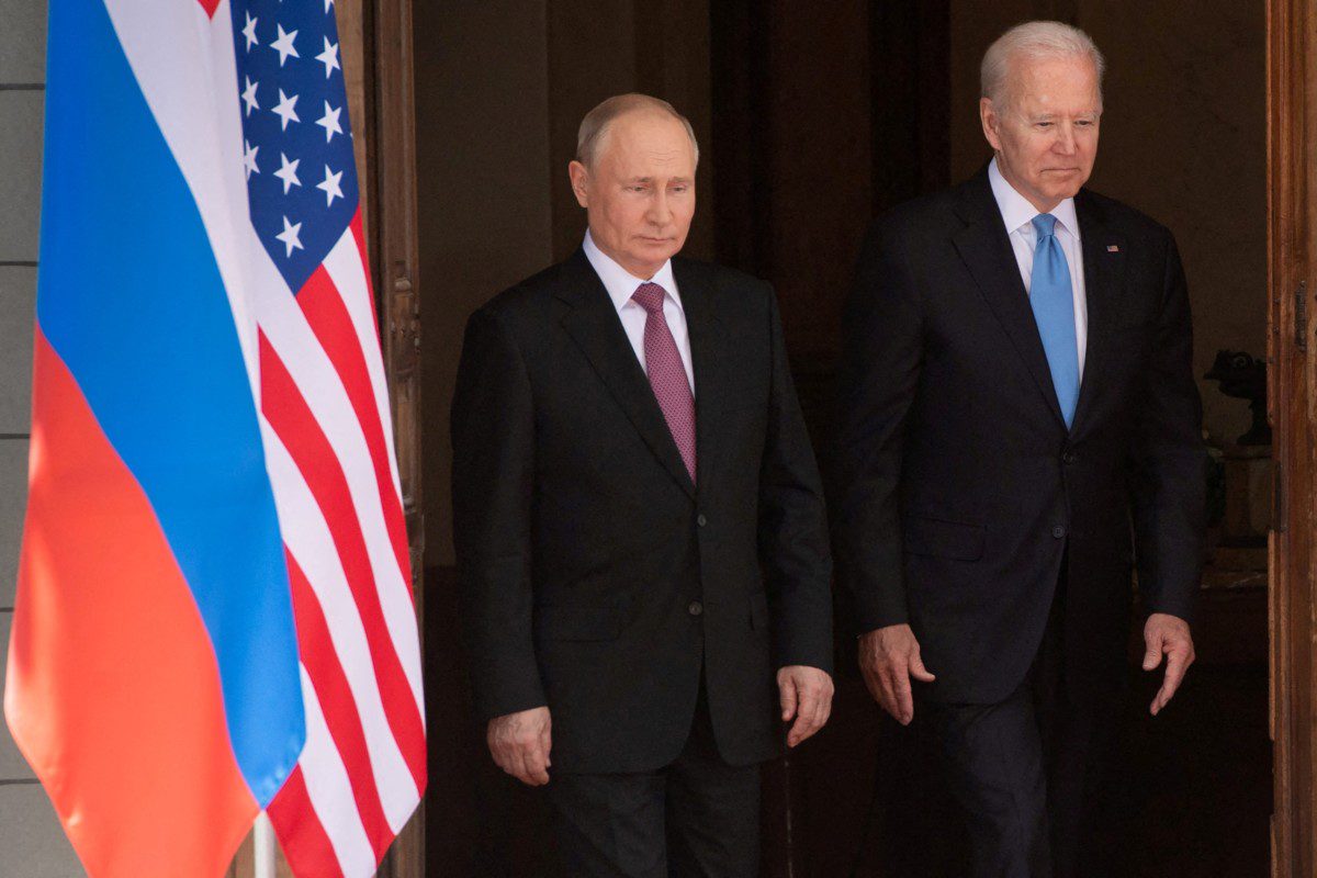 Presidentes da Rússia, Vladimir Putin, e dos EUA, Joe Biden, durante encontro em Genebra