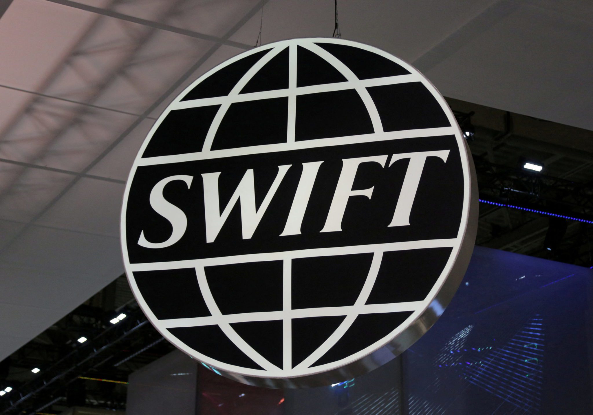 Logo de sistema interbancário Swift visto em conferência em Toronto, Canadá