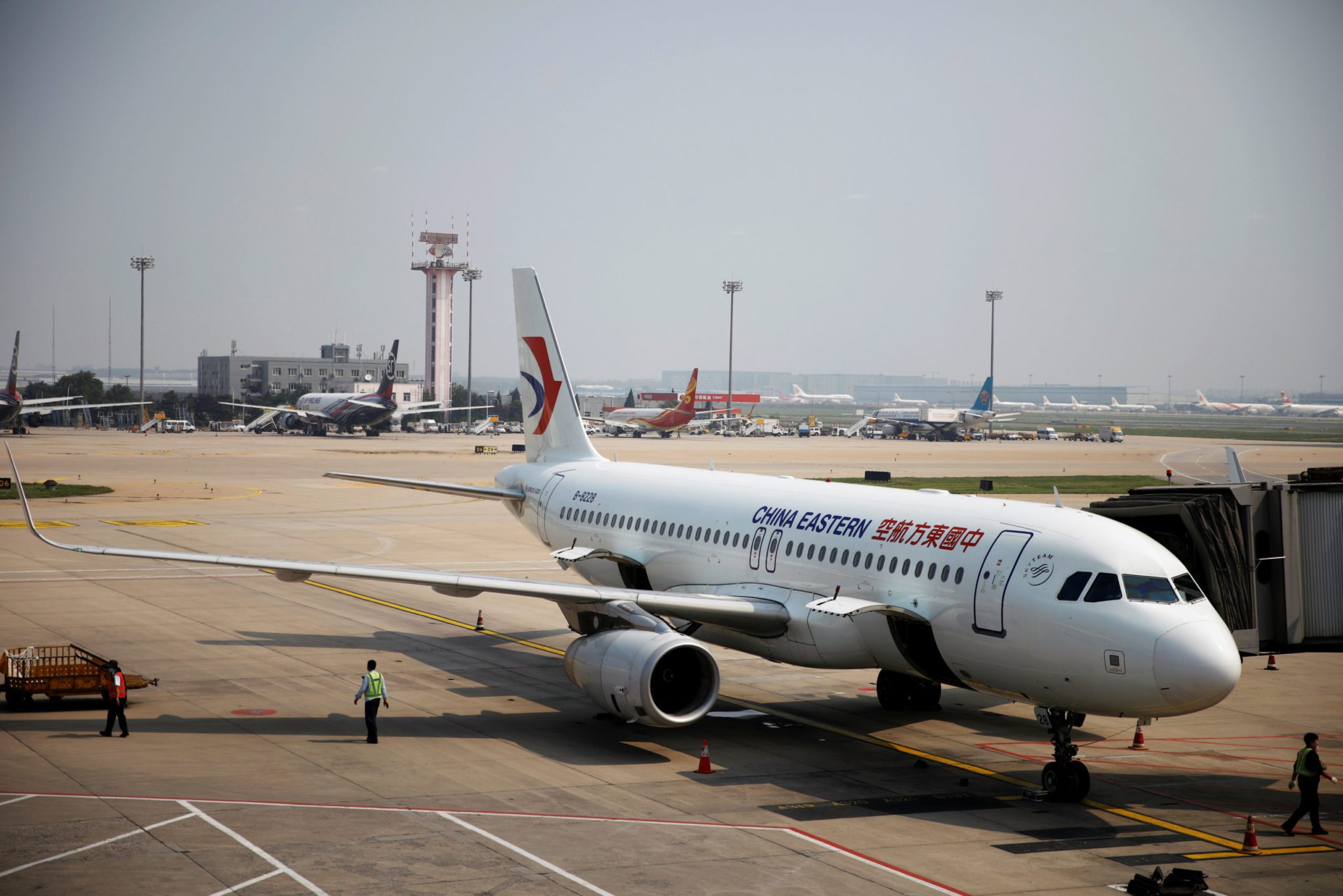 Boeing de companhia aérea chinesa cai com 132 passageiros a bordo