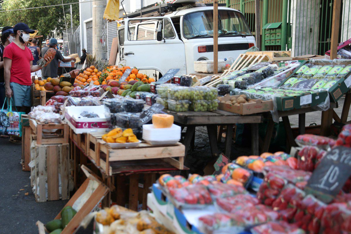 Consumidores fazem compras em mercado de rua do Rio de Janeiro
