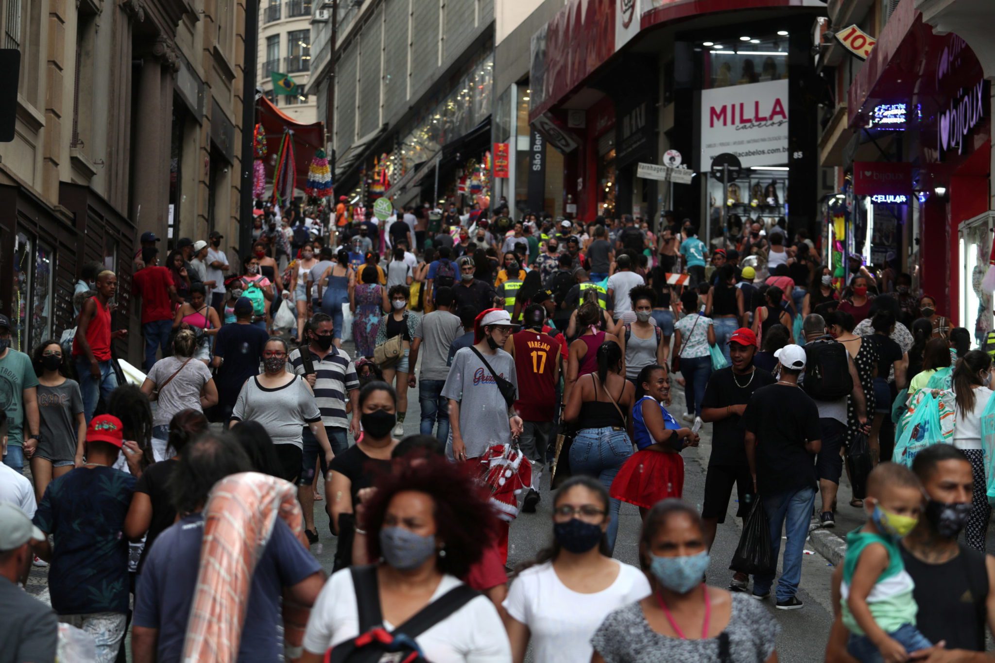 Consumidores fazem compras em rua comercial de São Paulo