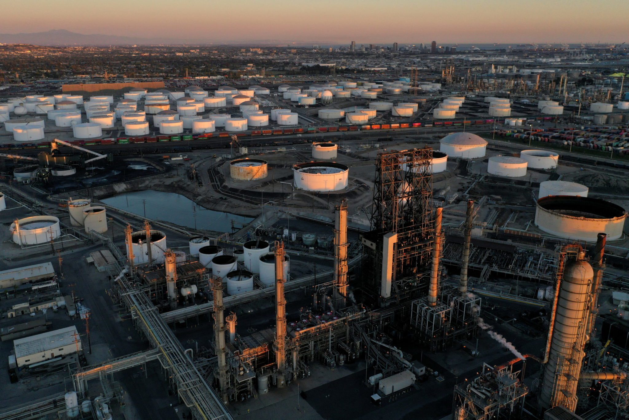 Vista aérea de refinaria da empresa Phillips 66 na Califórnia