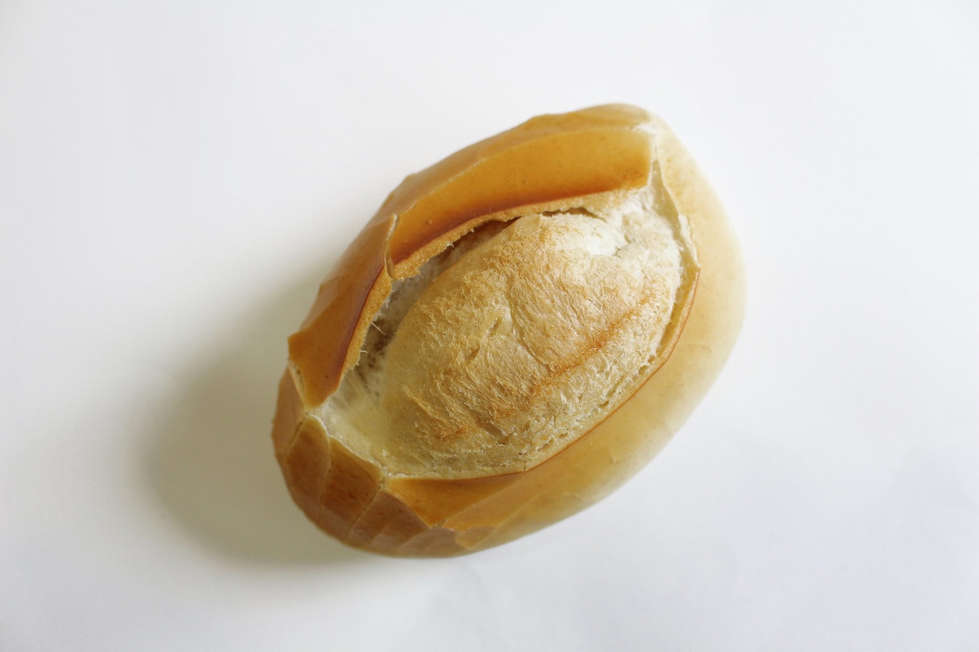 Pão francês é reajustado nas padarias do Brasil devido ao aumento do trigo.