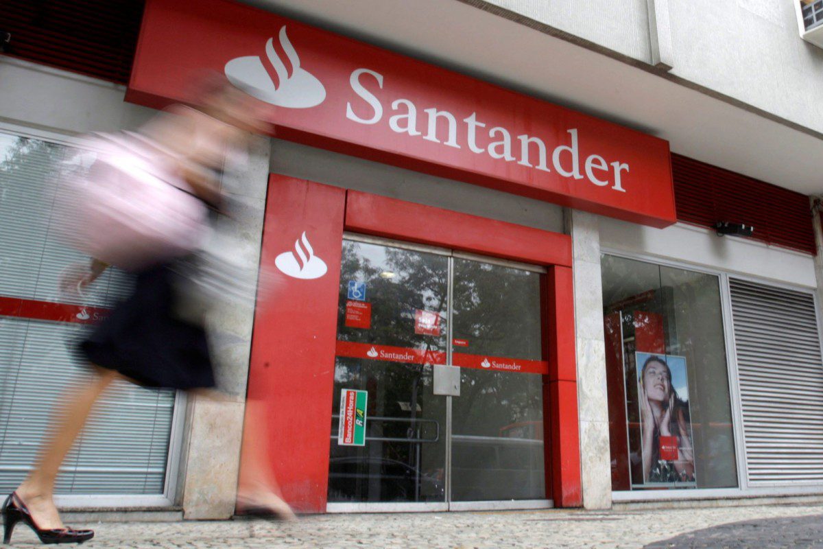 Fachada de agência do Santander no Rio de Janeiro