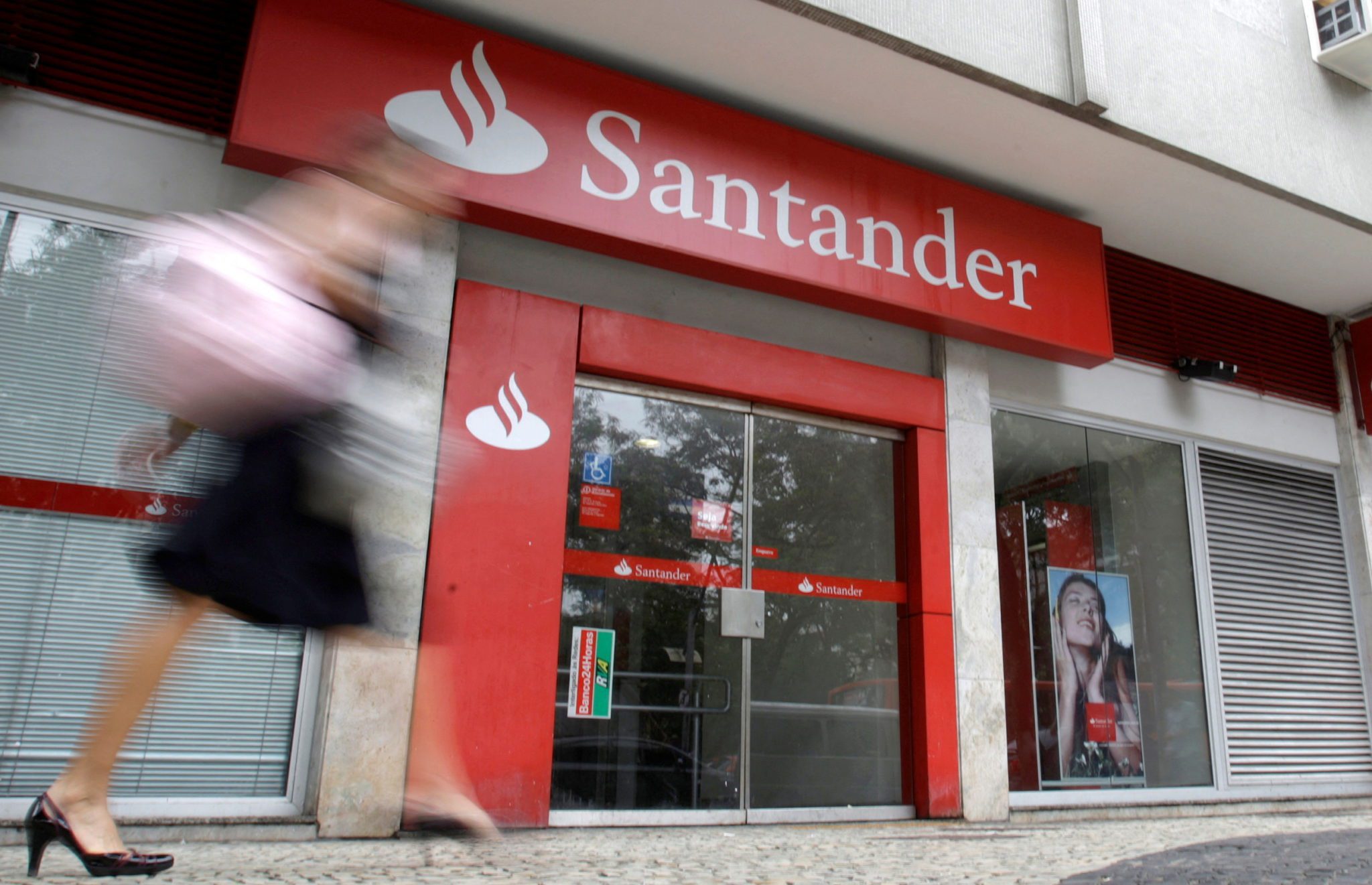 Fachada de agência do Santander no Rio de Janeiro