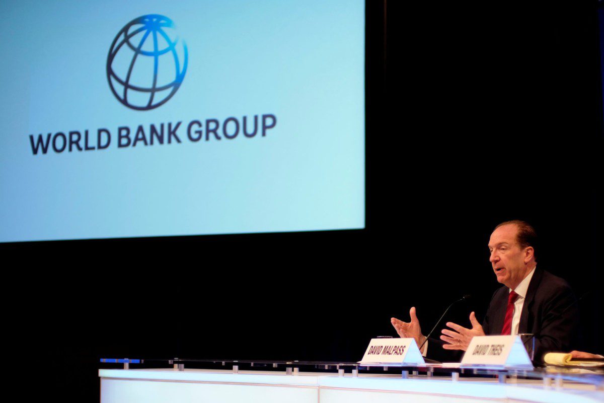 David Malpass, presidente do Banco Mundial, em coletiva de imprensa da instituição em Washington com logo do banco mundial ao fundo