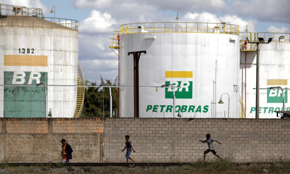 Ibovespa recua após troca de comando da Petrobras e IPCA-15; dólar sobe