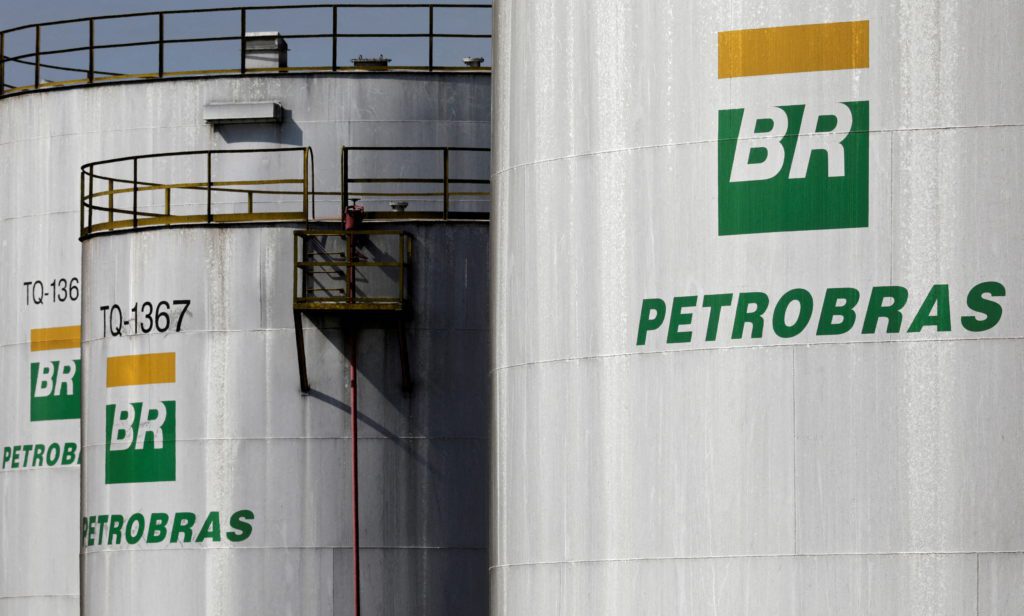 Logo da Petrobras em refinaria de Paulínia