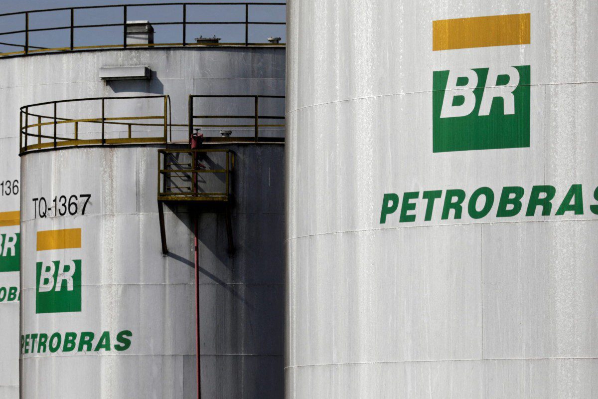 Logo da Petrobras em refinaria de Paulínia