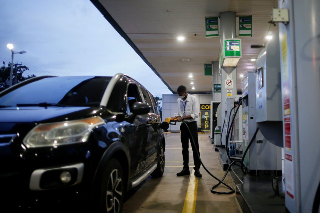 Frentista abastece carro em posto de gasolina em Brasília
07/03/2022
REUTERS/Adriano Machado