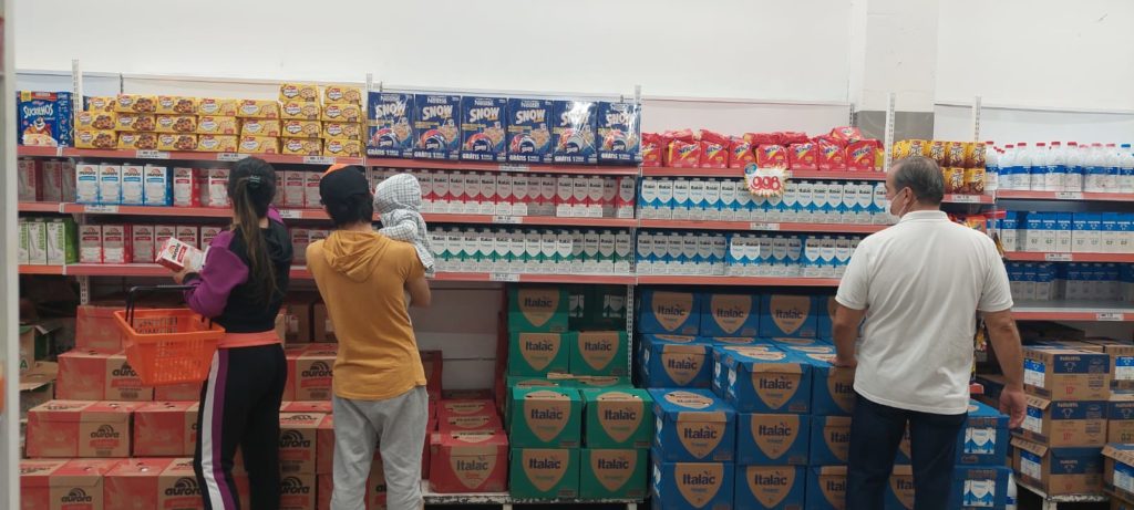 Consumidores pesquisam preço do leite em supermercado de São Paulo Imagem: Tatiana Santiago/InvestNews