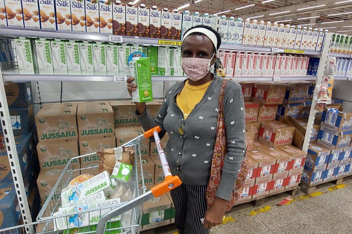 Aposentada faz pesquisa em supermercados de SP para economizar centavos em sua compra mensal. Imagem: Tatiana Santiago/InvestNews
