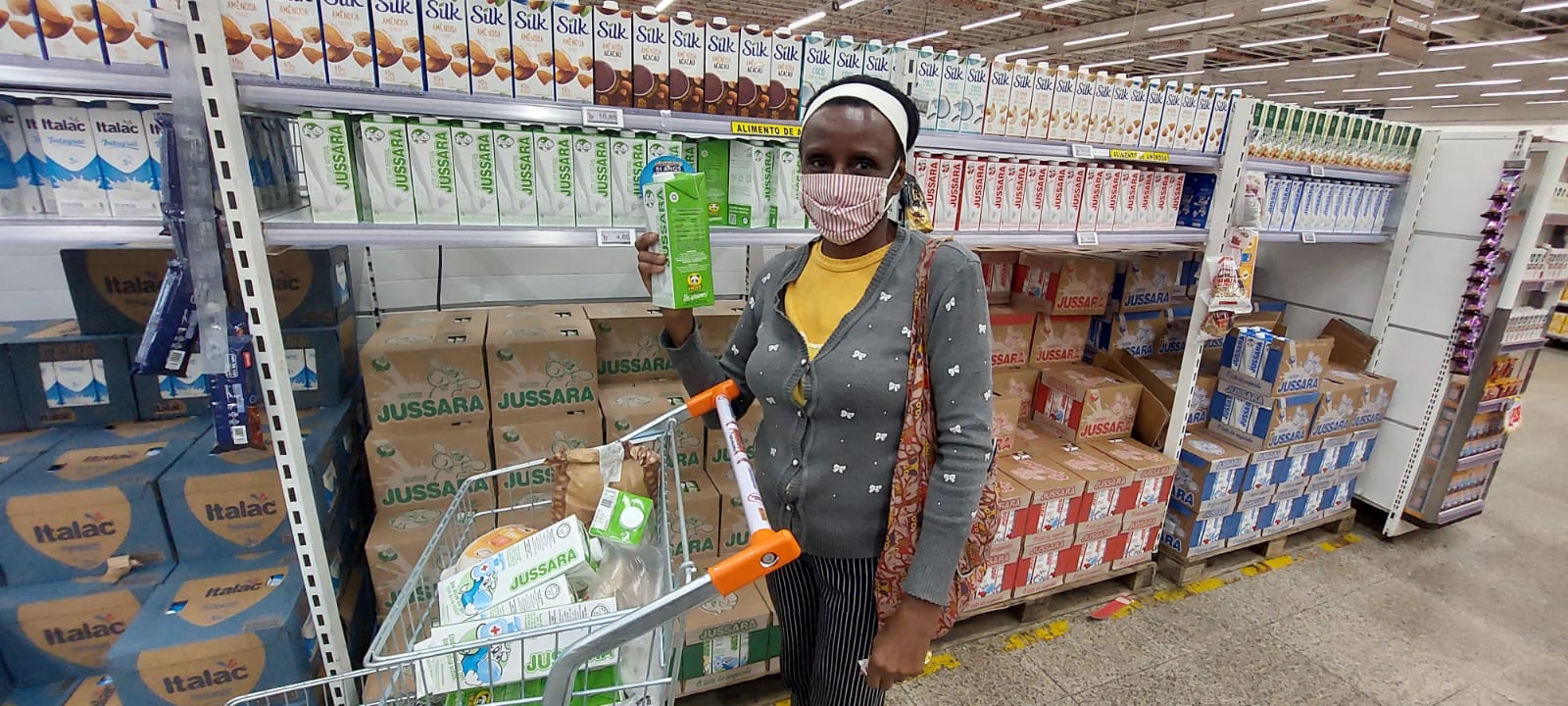Aposentada faz pesquisa em supermercados de SP para economizar centavos em sua compra mensal. Imagem: Tatiana Santiago/InvestNews