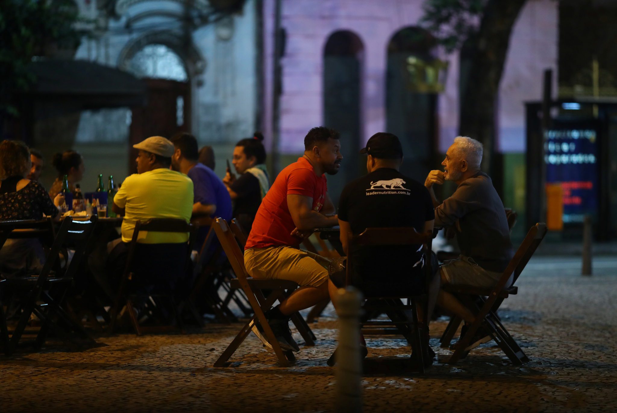 Consumidores em bar do Rio de Janeiro