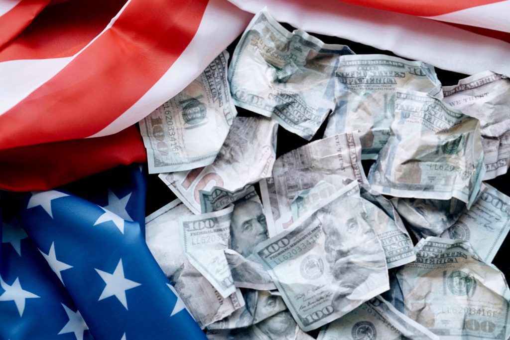 Dólares sobre a bandeira dos Estados Unidos